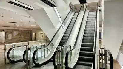 Die Rolltreppen funktionieren noch: Blick in das Gebäude am Hanseatenhof, das früher von C&A genutzt wurde.