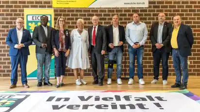 Am Festtag hat der TV Eiche Horn um den 1. Vorsitzenden Angelo Caragiuli (ganz Rechts) das neue Vereinsbanner enthüllt. Mit dabei waren unter anderem LSB-Präsidentin Eva Quante-Brandt (4.v.l) und Sport-Senator Ulrich Mäurer (5.v.l).