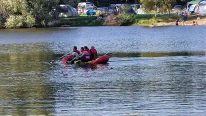 Zahlreiche Einsatzkräfte suchten am Sonnabend nach dem Mann im Wasser.