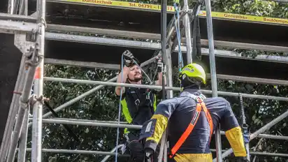 Anwendungstechniker Thomas Palm demonstrierte am Baugerüst die Abläufer bei einer Bergung.