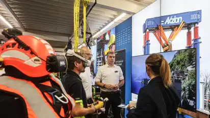Mit einer VR-Brille kann man für den Erwerb des Kranführerscheins trainieren, wie die Vorführung der Firma Axzion zeigte.