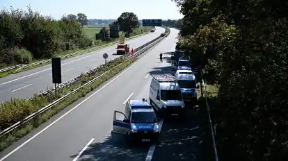 Für die Dauer der Protestaktion wurde die A27 am Bremer Kreuz in beide Fahrtrichtungen voll gesperrt.