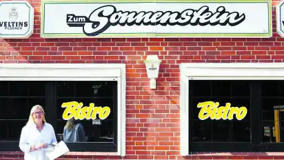 Sandra Witte vor der Landdiskothek „Zum Sonnenstein“ im Museumsdorf Cloppenburg