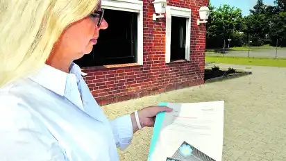 Sandra Witte zeigt die Formulare mit denen Zeitzeugen gesucht werden.