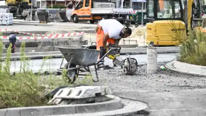 Der Parkplatz des Roland-Centers Richtung Dorfplatz wurde während der Bauarbeiten provisorisch als Bushalteplatz genutzt. Jetzt wird er wieder zum Parkplatz umgestaltet.