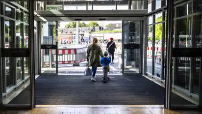 Die Absperrbaken sorgten an einigen Tagen dafür, dass am Haupteingang des Roland-Centers für die Kunden nur noch ein schmaler Weg übrig blieb.