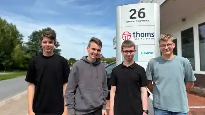 Elektro Thoms begrüßt die neuen Azubis (v.l.) Orhan Yigit, Luca Wendte, Mats Growe und Lukas Lohmann.
