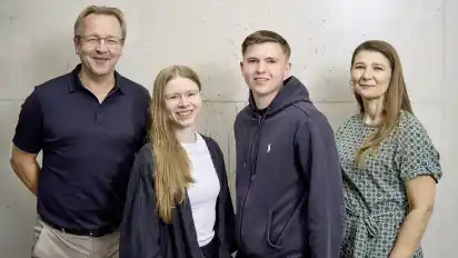 Albert Budelmann (l.) und die Ausbildungsbeauftragte Larissa Weber (r.) haben die beiden neuen Auszubildenden zu Steuerfachangestellten begrüßt: Anne Nothdurft ( 2. v. links ) und Jonas Herdt ( 2. v. rechts ).