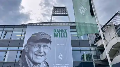 Ein Banner an der Fassade des Stadions zum Gedenken an Willi Lemke.