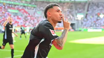 Werder-Angreifer Justin Njinmah beim Jubel über seinen Treffer beim 2:2 in Augsburg.
