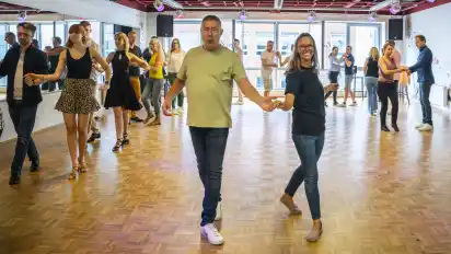 So geht das: Joachim Llambi und Dana Wiesenbach mit den Teilnehmern des Salsa-Kurses.