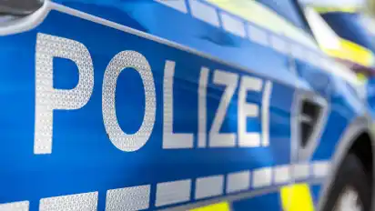 Die Bremer Polizei sucht nach einem 31 Jahre alten Mann, der eine 27-Jährige in der Neustadt mit einem Messer verletzt haben soll. (Symbolbild)