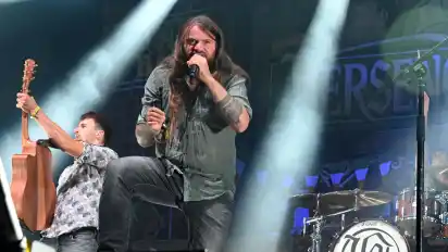 Thekenmädchen - Flaschengeist - Haut mir keinen Stein: Versengold mit ihrem Sänger Malte Hoyer heizen ihrem Publikum beim Open-Air-Konzert in Osterholz-Scharmbeck mächtig ein.