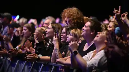 Gut gelaunt und extrem textsicher lassen sich die Fans vor der Bühne vom Auftritt der Band mitreißen.