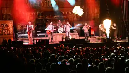 Als Versengold die Bühne betritt, ist es längst dunkel geworden und die Light- und Pyrotechnik-Show entfaltet ihre volle Wirkung.