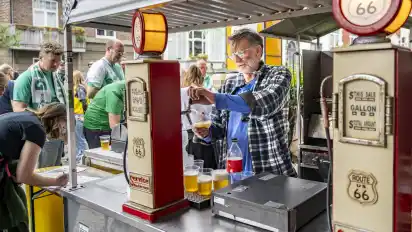 Kennneth Shutt vor dem Heimspiel in Aktion an seinem Bierstand. Die Unterschriftenliste (vorne links im BIld) für seinen Verbleib wird hundertfach unterzeichnet.