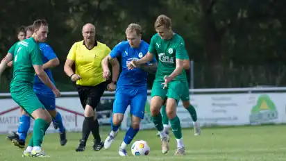 Bornreihes Steffen Gardianczik (links im Zweikampf) erzielte beim Sieg gegen Beckedorf einen Doppelpack.