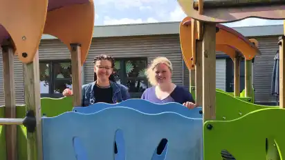 Leiterin Nadine Afangnivo (links) und ihre Stellvertreterin Silja Bischoff bilden seit Kurzem die neue Spitze der Kita Am Neddernfeld.