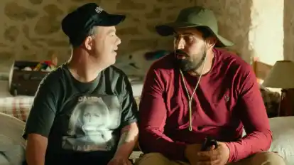 Paulo (rechts) mischt sich in dem Film ”Was ist schon normal?” unter eine Gruppe von Menschen mit Behinderungen, um sich vor der Polizei zu verstecken.