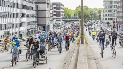 Die Hochstraßentour deklariert der ADFC Bremen in diesem Jahr zur Fahrraddemo und ruft zum Mitradeln auf.