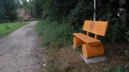 Nicht nur Anwohner rätseln, wer die neue Sitzbank mit Blick auf künftiges Baugebiet Wulfsküche in Scharmbeckstotel aufgestellt hat.