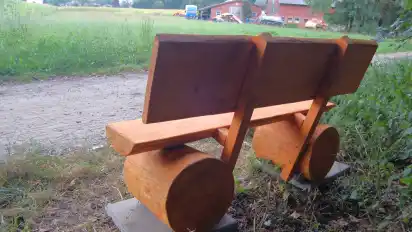 Von der Bank aus hat man einen Blick auf das künftige Baugebiet Wulfsküche in Scharmbeckstotel.