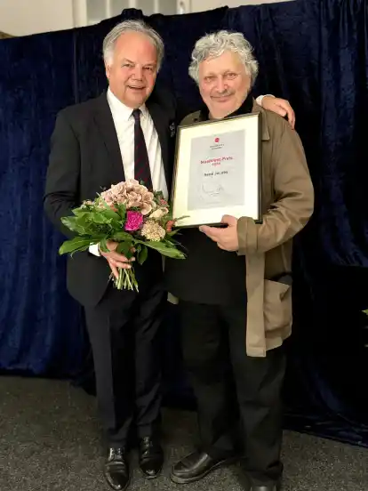 Thomas Albert zeichnet den Dirigenten René Jacobs mit dem Musikfest-Preis aus.