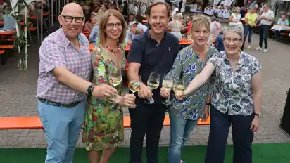 Das Weinfest in Stuhr eröffneten (von links): Lutz Hollmann, Britta Buttelmann (stellvertretende Bürgermeisterin), Volker Twachtmann vom Orga-Team, Gisela Hechler und Susanne Schröder von der Volksbank.