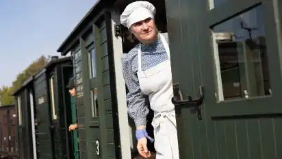 In der Zeit entsprechenden Kostümen ging es auf den Weg von Bruchhausen-Vilsen nach Asendorf.