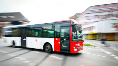 Zwei Männer trugen einen 45-Jährigen aus einem Linienbus in Sebaldsbrück (Symbolbild).