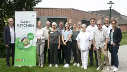 Das Kreiskrankenhaus Osterholz, die DAK-Gesundheit, die Gesoca, die Kraaibeek GmbH und das Deutsche Netz gesundheitsfördernder Krankenhäuser (DNGfK) stellen das Projekt Care Kitchen vor.