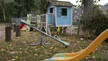 Der von Eltern aufgestellte Spielplatz an der Borchshöher Straße: Weil er aus Sicht der Vonovia ein Sicherheitsrisiko darstellt, muss er noch in dieser Woche abgebaut werden.