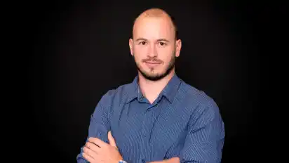 Sebastian Ramnitz spricht in der VHS über Möglichkeiten, um miteinander ins Gespräch zu kommen.