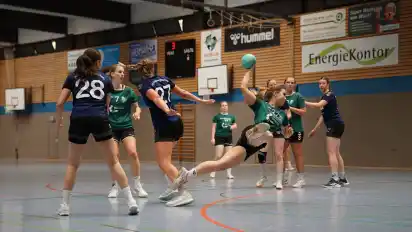 Johanna Brueggestrat (am Ball) steuerte drei Treffer zum 25:23-Erfolg des Hagener SV bei der HSG Friedeburg/Burhafe bei.