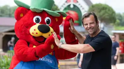 Inhaber Robert Dahl neben Maskottchen Karlchen.