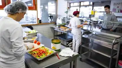 Eltern in Osterholz-Scharmbeck üben massive Kritik am Schul-Caterer Vielfaltmenü: Das Unternehmen soll verdorbene Mittagessen ausgeliefert haben. Vielfaltmenü weist die Vorwürfe zurück (Symbolbild).