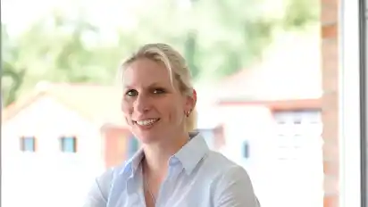 Die selbstständige Immobilienmaklerin Jessica Intemann kennt in Grasberg Land und Leute.
