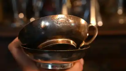 Alte Eisbecher aus der Strandlust stehen nun zum Verkauf.