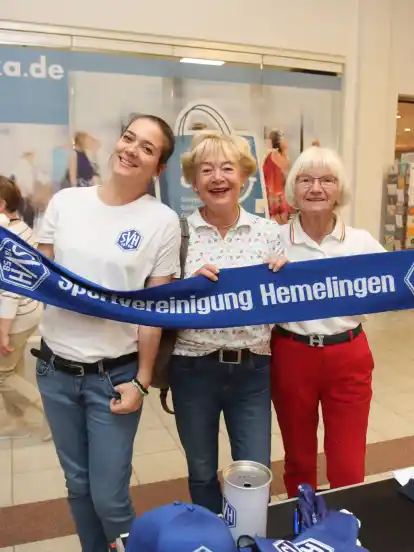 Lena Ebel, Brigitte Mücke und Christa Sentzka (v.l.) informierten am Stand der SV Hemelingen gut gelaunt über die Angebote.