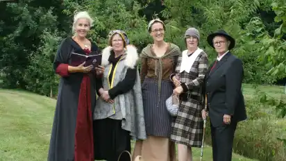 Christina Rapp-Wessels (von links), Ulrike Morisse, Stefanie Nass, Marion Farwick und Agnes Lenz wollen Szenen aus der Scharmbecker Marktgeschichte aufführen.