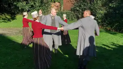 Die neunköpfige Gruppe VPDK Kalnagravas präsentierte beim Freundschaftstag in Weyhe Tänze.