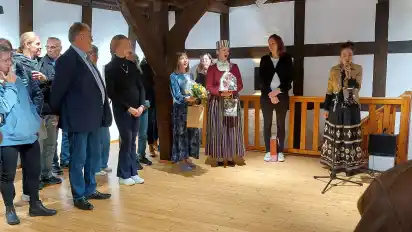 Mit Chansons wurde auf die Eröffnung der Ausstellung ”Blue Full Moon” eingestimmt.