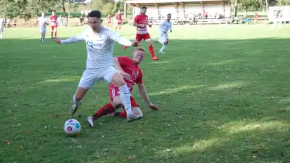 Ritterhudes Dennis Riemer (links) und Hambergens Arne Meyerhoff lieferten sich im Derby einige heiße Zweikämpfe.