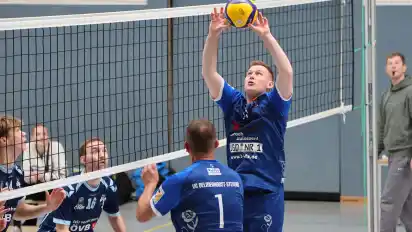Spielertrainer Aaron Bode stellt für Lars Kolberg. Die VG Delmenhorst-Stenum erlebte einen erfolgreichen Doppelspieltag.