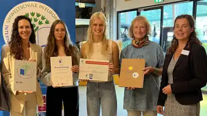 Freuen sich über die erneute Auszeichnungen für die BBS Osterholz-Scharmbeck: (von links) Umweltprofilteamleiterin Dorena Schimweg, die Schülerinnen Mareike Potthoff und Paula Kalski, BNE-Lehrerin Gertrud Menzel sowie die INA/USE-Landeskoordinatorin Melanie Cronshagen.