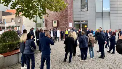 Beschäftigte der Delbus versammelten sich schon vor der Markthalle in Delmenhorst, bevor die Sitzung des Rates begann.