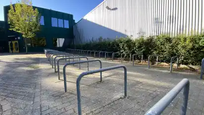 Die Sporthalle am Moormannskamp (rechts im Bild) ist monatelang für den Sportbetrieb gesperrt.