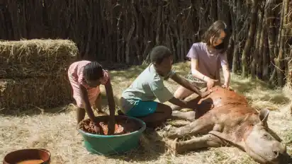 In dem Film ”Thabo” müssen sich die Kinder auch um ein verwaistes Nashorn-Kind kümmern.
