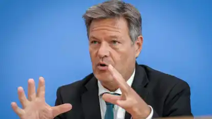 Bundeswirtschaftsminister Habeck fordert wegen der schwächelnden Wirtschaft eine konsequente Umsetzung des Wachstumspakets - das alleine reiche aber nicht.