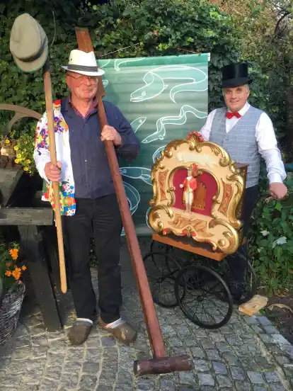Manfred Wolffson (links) als Bauer und Künstler und Manfred Ringmann als Moritatensänger überzeugten das Fischerhuder Publikum mit ihren Einlagen.